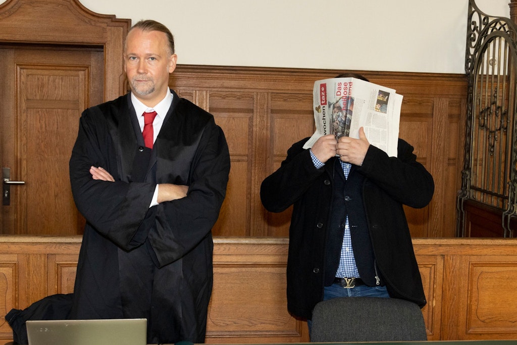 Nicht hinter jeder Zeitung steckt ein kluger Kopf: der Angeklagte Nermin M. (44) mit Anwalt.