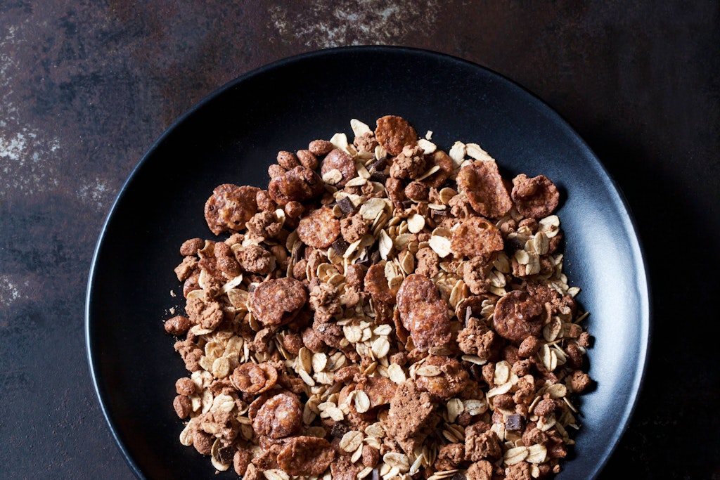 Schoko-Knuspermüsli gibt es in jedem Supermarkt. Doch eine selbstgemachte Mischung schlägt jedes Fertigprodukt.
