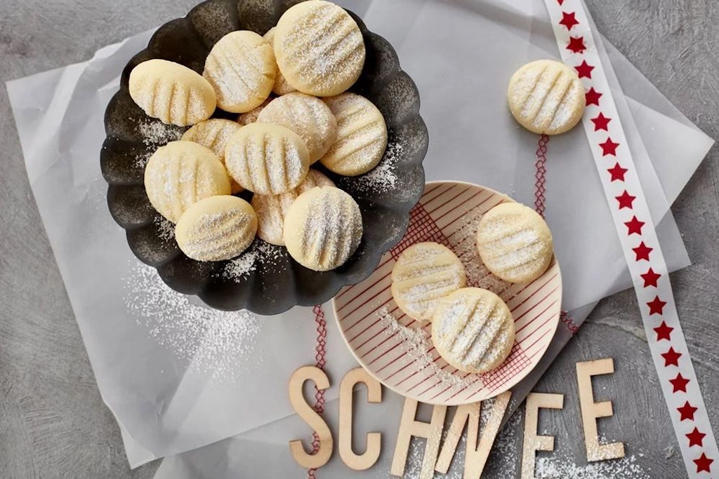 Schneeflöckchen gelingen leicht und sind die ideale Naschration für den Winter.
