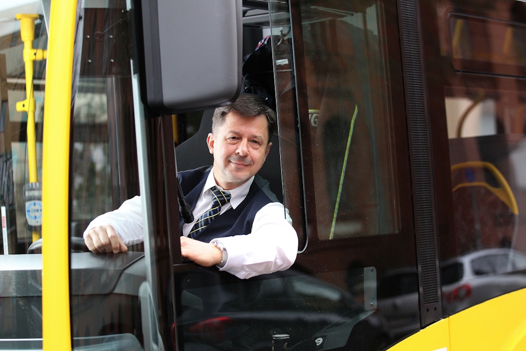 Erik Kormann, Tischler, Bildjournalist, Kulturwissenschaftler und Schriftsteller, ist auch als Busfahrer in Berlin unterwegs. Er liebt den Job.