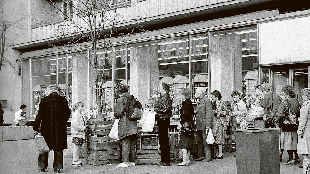Anstehen vor einem Obst- und Gemüsestand in der DDR: Das musste man auch, wenn es Gurken gab.