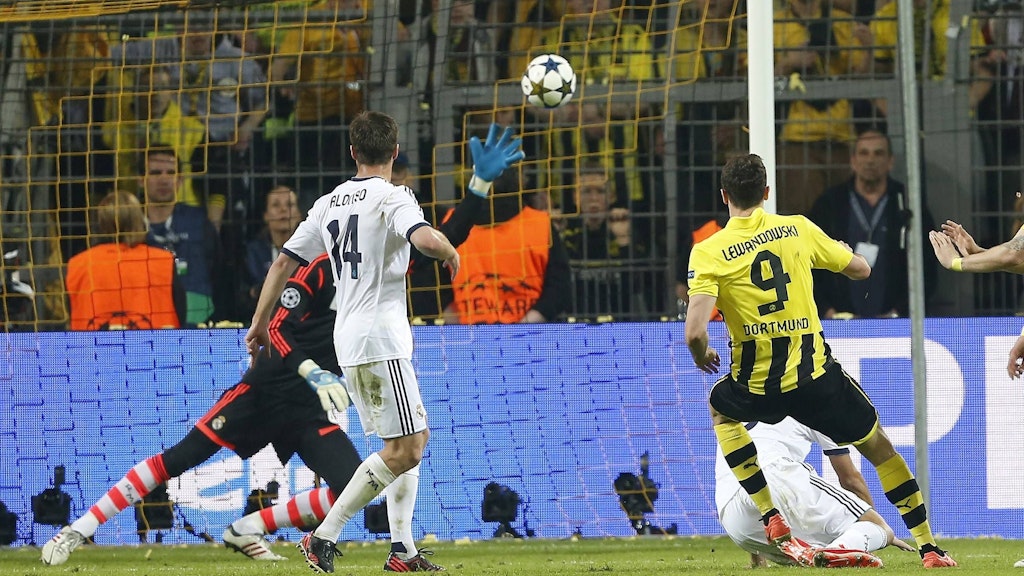 Beim schnellen Wiedersehen mit Real Madrid 2013 lässt Robert Lewandowski (r.) den BVB mit seinem Viererpack – hier das 3:1 – so richtig jubeln.
