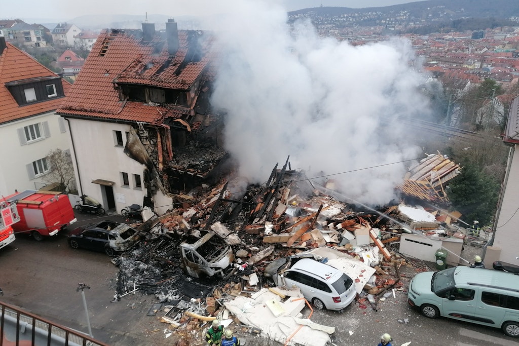 Nach einer Explosion in einem Wohnhaus in Stuttgart sind Teile des Gebäudes eingestürzt. Eine 85-Jährige wird vermisst.
