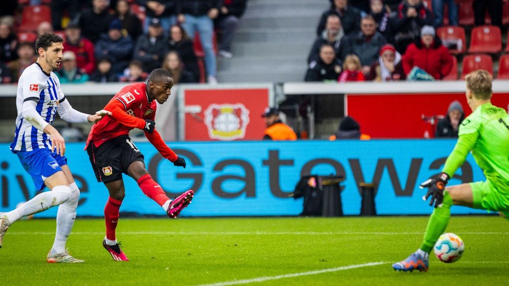 Herthas Agustin Rogel ist zu langsam für Moussa Diaby, der Leverkusens 3:0 erzielt.