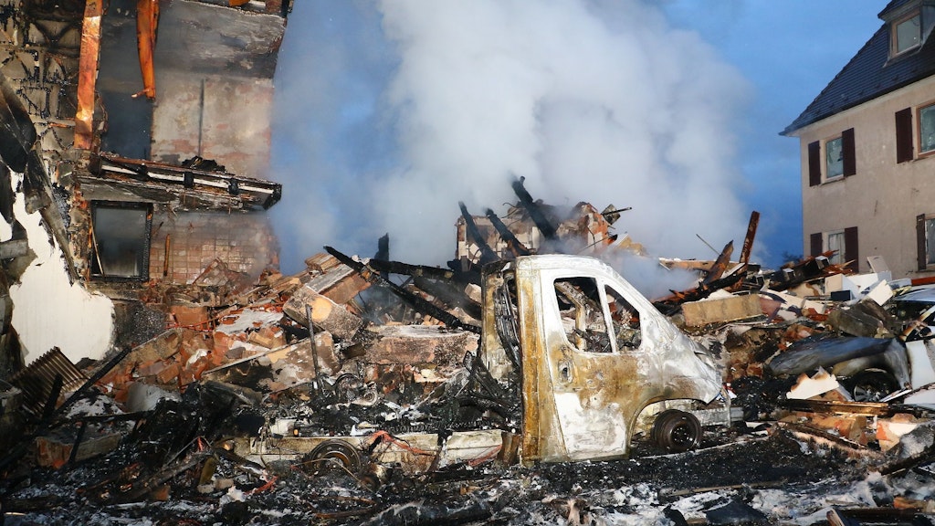 Nach einer mutmaßlichen Gasexplosion in dem Wohnhaus im Westen Stuttgarts wird eine Anwohnerin vermisst.