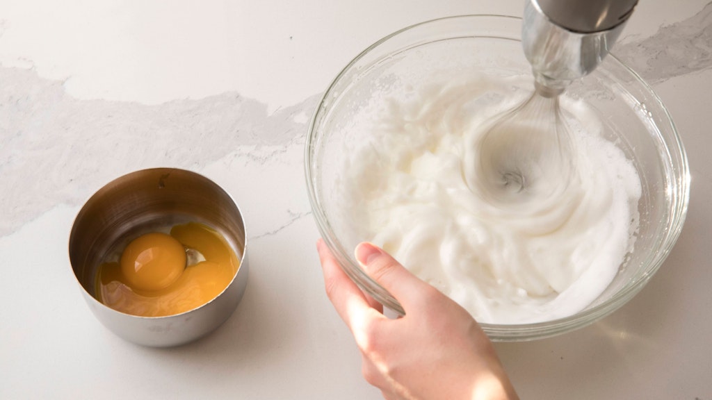 Die Baisermasse aus Eischnee ist das Herzstück der Mini-Pavlova .