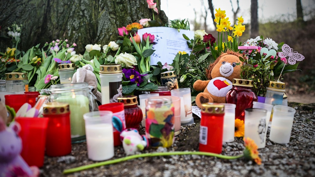 Nach der Tat haben Anwohner Kerzen, Blumen und Plüschtiere in der Nähe der Stelle abgelegt, an der das Kind gefunden wurde.