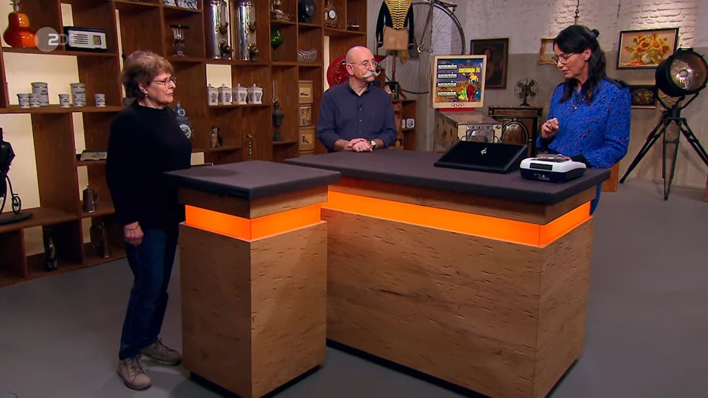 „Bares für Rares“: Verkäuferin Sybille (l.) und Horst Lichter lauschen der Expertin Dr. Heide Rezepa-Zabel.