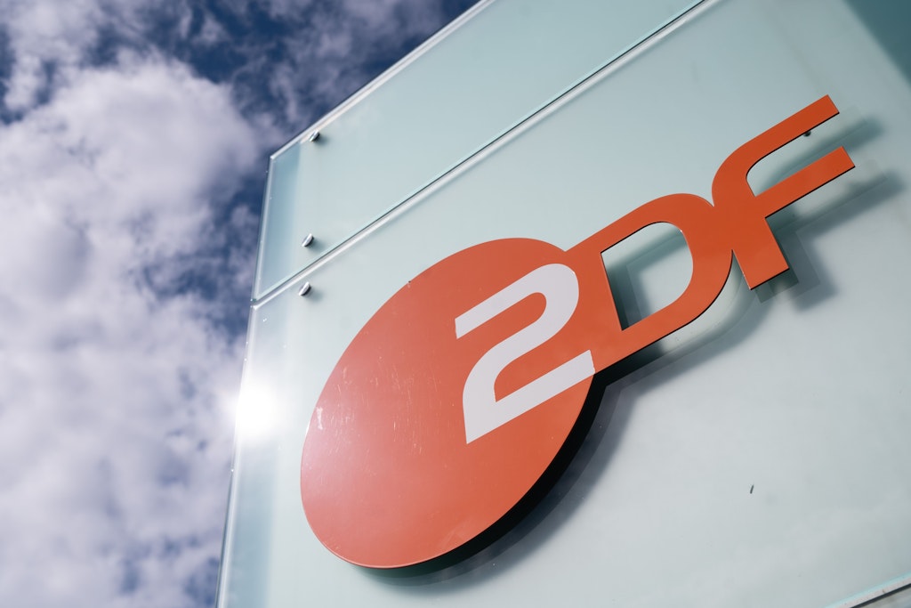 Logo des ZDF am Sendezentrum des Zweiten Deutschen Fernsehens. Ein mehrstündiger Warnstreik beim ZDF hat sich am Dienstag auf das Programm ausgewirkt. 