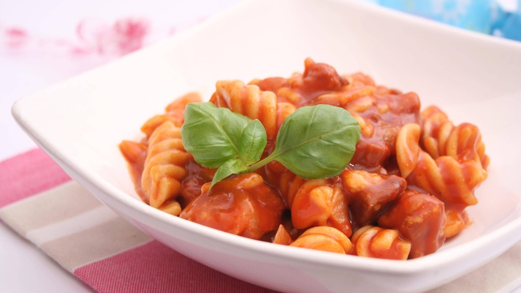 Leckerer Wurstgulasch ist mit diesem Rezept schnell gemacht und schmeckt garantiert der ganzen Familie.