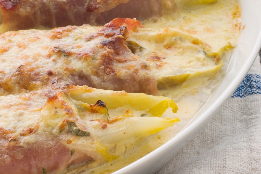 Ein Auflauf mit dem fein-bitter schmeckenden Gemüse Chicorée und Schinken ist lecker und gesund - hier kommt das Rezept.