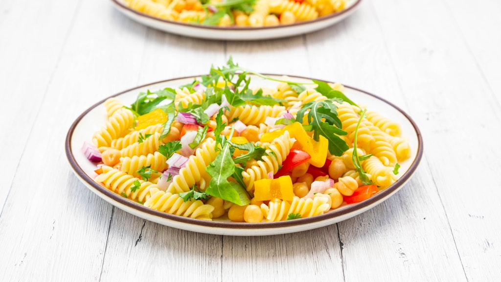 Das Nudelsalat-Rezept ist perfekt geeignet, um Essen zum Mitnehmen vorzubereiten.