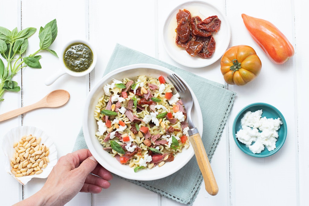 Das Rezept für bunten Nudelsalat ist besonders gesund.