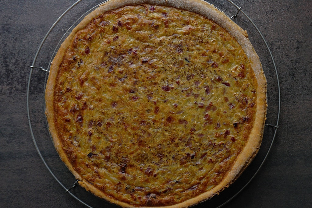Schwäbischer Sauerkrautkuchen schmeckt super als Beilage, ist aber auch solo ein Genuss! Hier ist das Rezept.