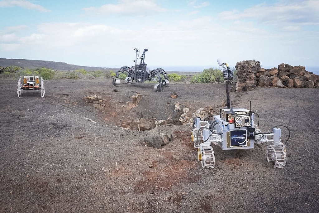 Lanzarote: Die drei autonomen Rover erkunden den Eingang zu einer Lavahöhle. 