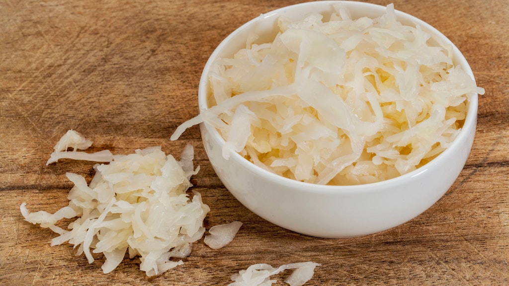 Sauerkraut ist reich an Vitamin C und schmeckt mit Speck hervorragend. Probieren Sie das Rezept für den schwäbischen Sauerkrautkuchen gleich aus.