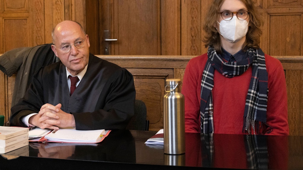 Klima-Aktivist Lukas Popp mit seinem Rechtsanwalt Gregor Gysi 