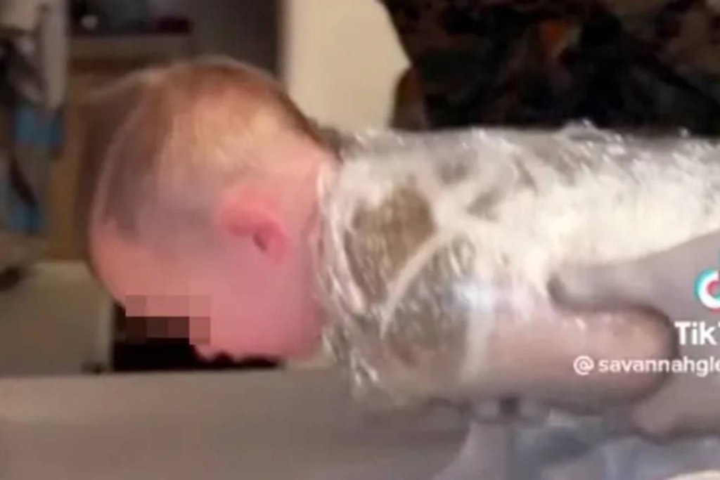 Der kleine Gunner wurde von seinen Eltern in Frischhaltefolie eingewickelt.