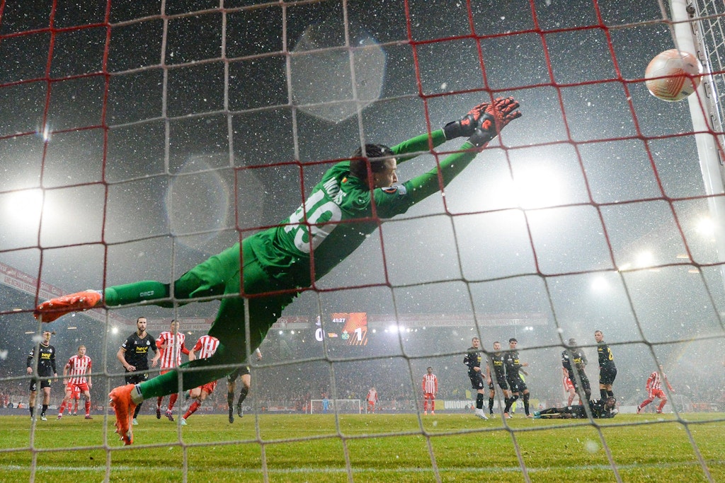  Josip Juranovic (r.) hat den Freistoßperfekt getroffen, die Kugel schlägt zum 1:1 im Kasten von Royale Union Saint-Gilloise ein. Keeper Anthony Moris streckt sich vergeblich.