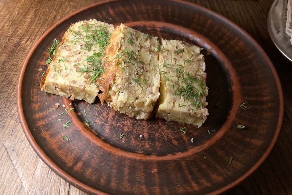 Jaworiwer Kuchen ist eine Spezialität aus dem Westen der Ukraine. Es ist ein Kuchen aus Buchweizen und Kartoffeln.