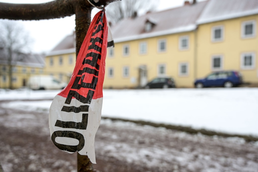 In diesem Wohnhaus hat ein 61-jähriger Mann seine 59-jährige Frau erschossen. Beim Eintreffen der Polizeibeamten schoss der Mann aus dem Fenster seiner Wohnung in ihre Richtung.