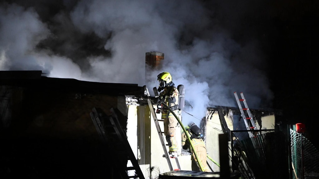 Einsatzkräfte der Berliner Feuerwehr am Brandort.