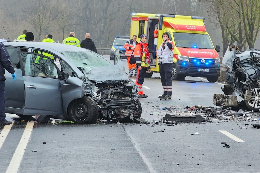 Bei dem schweren Unfall auf der B87 bei Eilenburg in Nordsachsen sind mehrere Menschen ums Leben gekommen. 