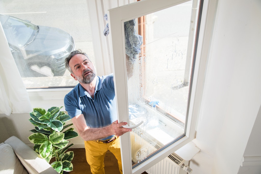 Wenn im Frühling draußen die Sonne wieder länger scheint, sollte man ihre Strahlen auch in die Wohnung lassen - etwa indem man die Fenster putzt. 