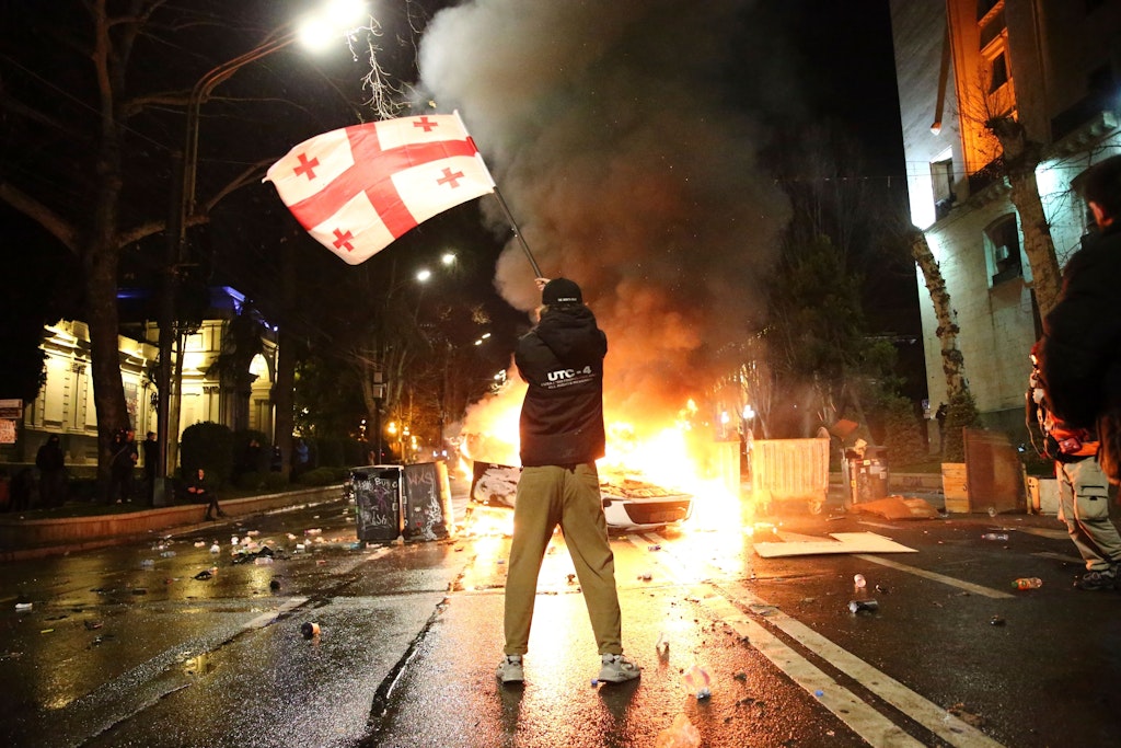 Ein Mann mit einer georgischen Flagge bei den Protesten in Tbilisi gegen das umstrittene Gesetz.