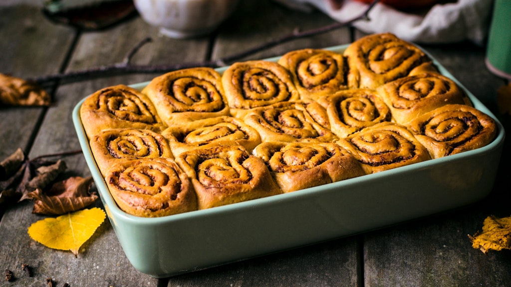 Die Zimtschnecken, die mit diesem Rezept besonders fluffig werden, werden in einer Auflaufform gebacken.