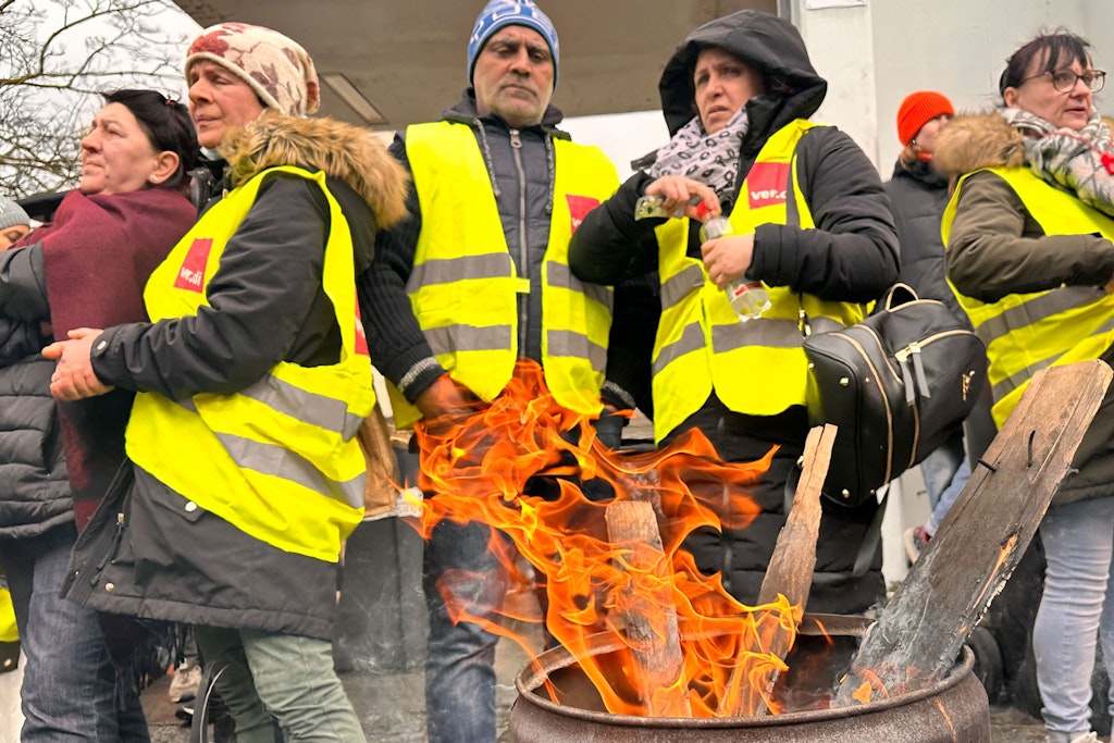 Streikende bei einer Kundgebung vor dem Sitz der BSR.