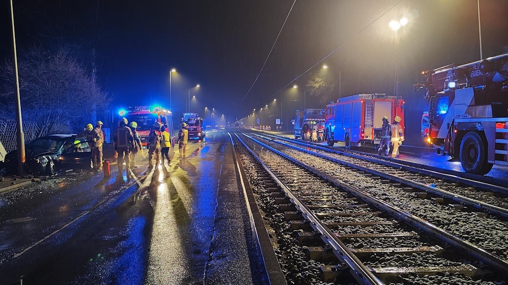 Polizei und Feuerwehr sichern den Bereich, in dem ein alkoholisierter Autofahrer für einen heftigen Crash auf der Treskowallee in Karlshorst gesorgt hat.