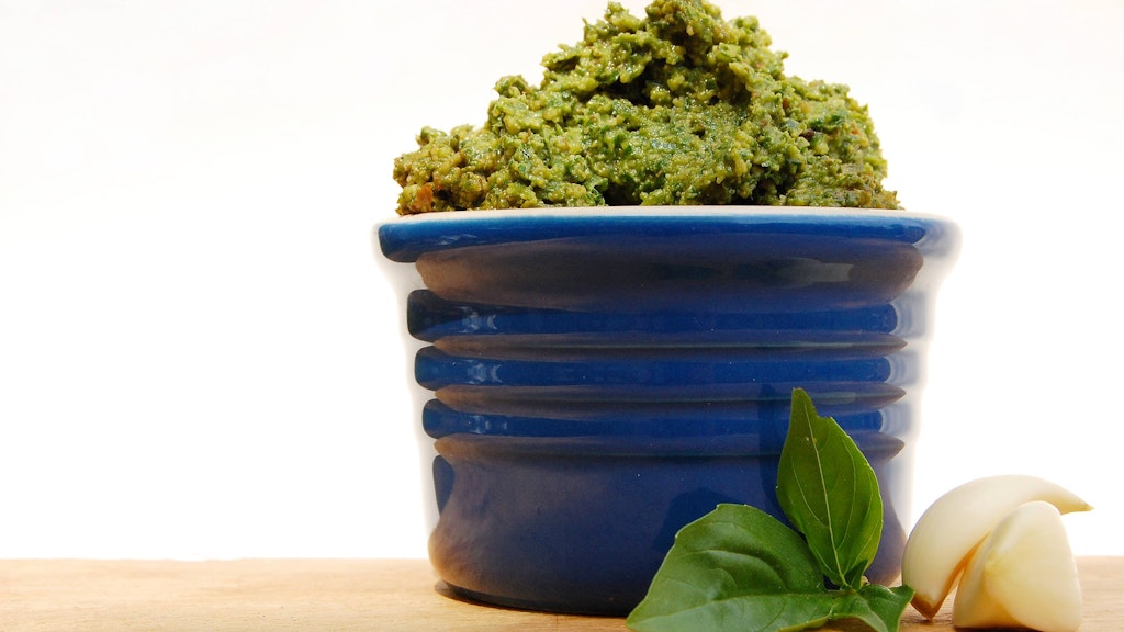 Für dieses Rezept wird beim Anbraten der Eier Pesto statt Öl verwendet.