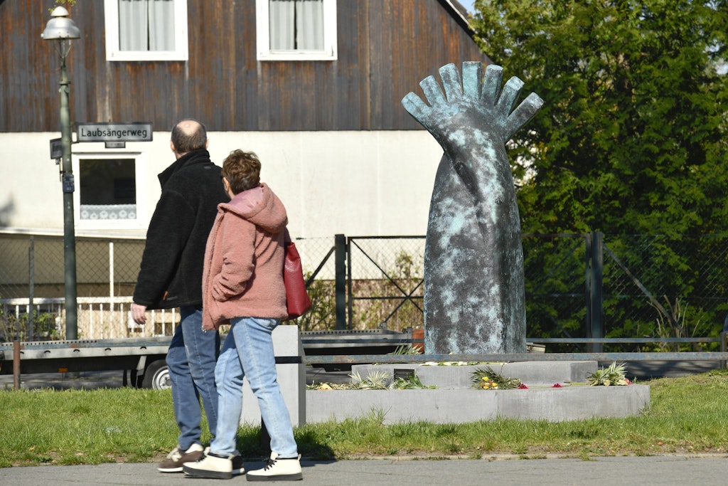 Das Denkmal für Burak Bektas in Buckow wurde mit einem Hakenkreuz beschmiert.