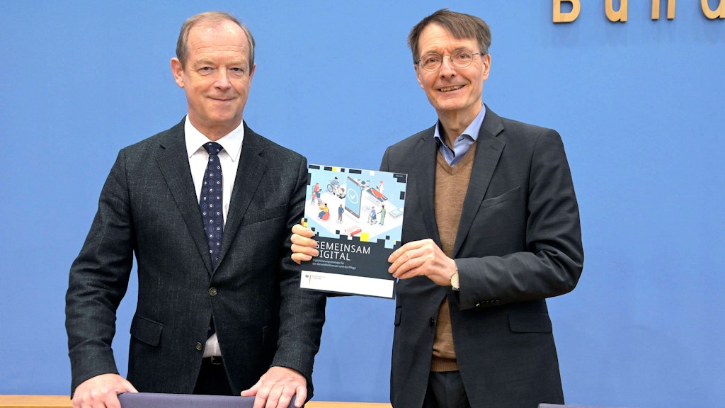 Gesundheitsminister Karl Lauterbach (r.) will mit der ePA die Digitalisierung für Gesundheit und Pflege vorantreiben. 