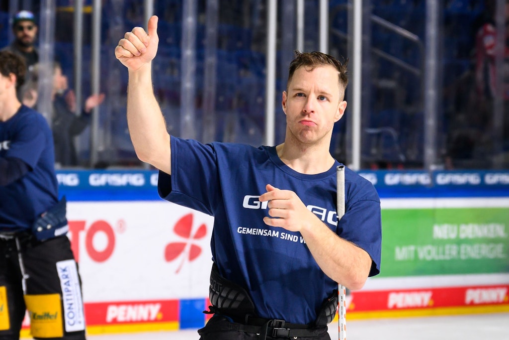 Daumen hoch: Kevin Clark bedankt sich bei den Eisbären-Fans für die tolle Unterstützung.