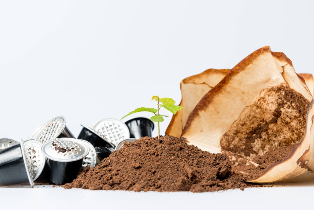 Alter, getrockneter Kaffeesatz ist ein stickstoffbetonter Biodünger, der auch etwas Phosphor und Kalium enthält.