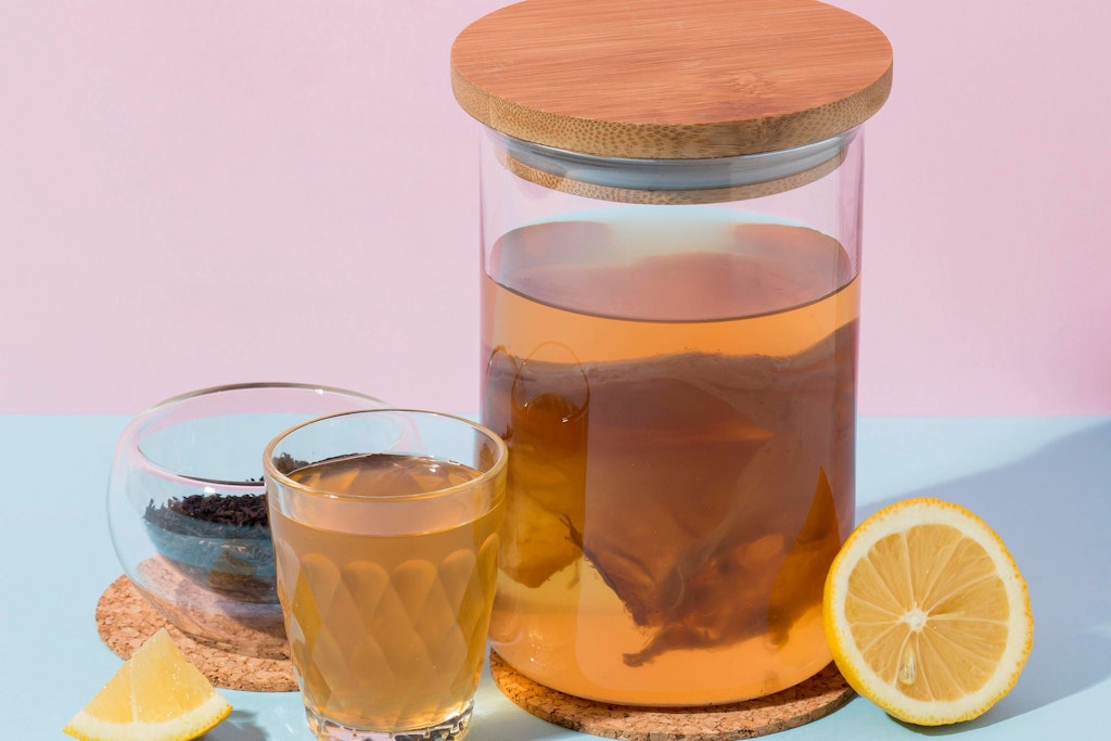 Kombucha lässt sich auch ganz einfach mit Hilfe des Kombuchapilzes selbst herstellen.
