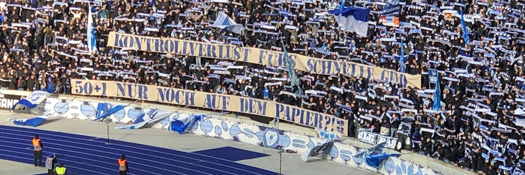 In der Ostkurve protestierten einige Ultras wegen des neuen Investors 777-Partners.