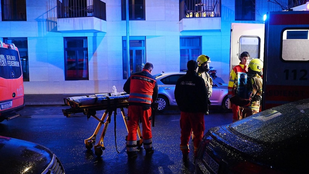 Eine Familie wird von den Einsatzkräften im Rettungswagen versorgt.