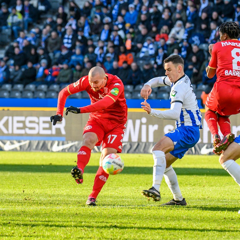 In der 57. Minute trifft der Mainzer Ludovic Ajorque zum 1:1 gegen Hertha BSC.