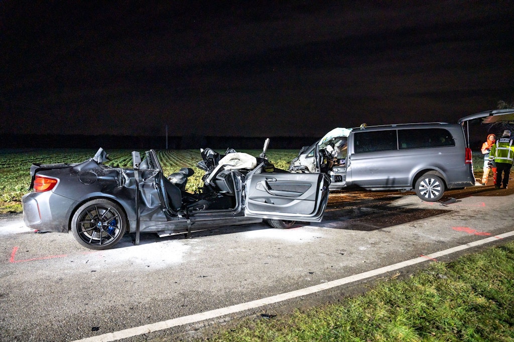 Nur zwei Fahrzeugwracks zeugten am Samstagmorgen noch von dem schweren Unfall.
