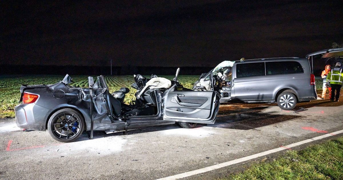 Auto kracht in Großraumtaxi! 5 Tote bei schwerem Unfall
