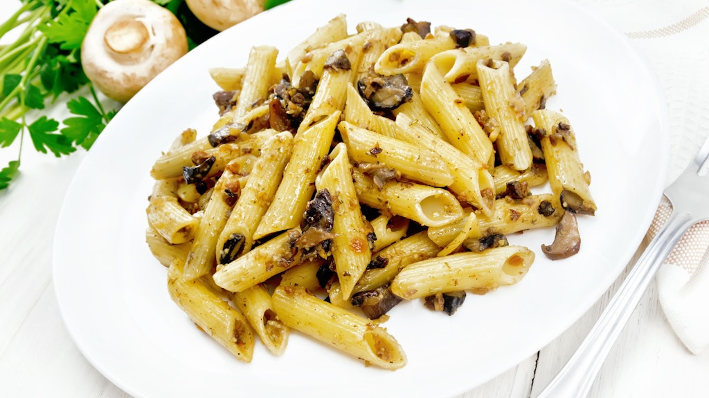 Auch Penne eignen sich hervorragend für das Nudelgericht mit Champignon-Soße.