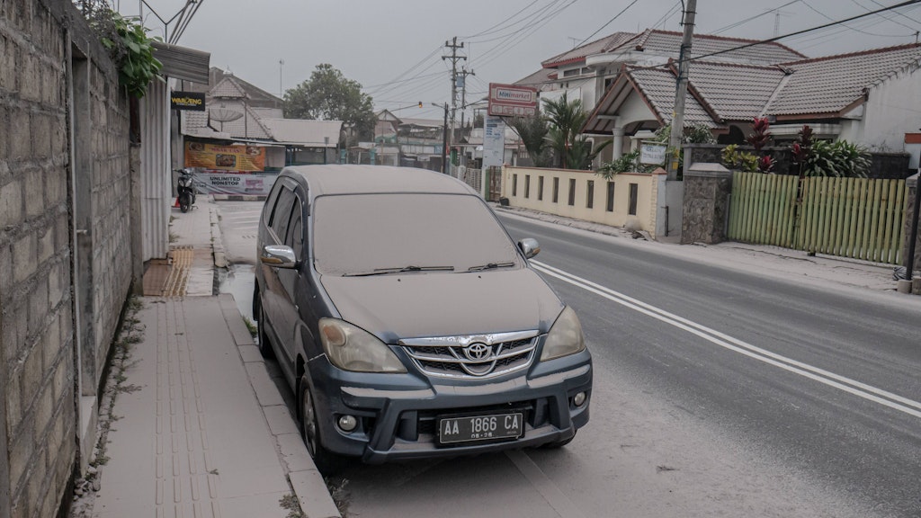 Dörfer in der Nähe des Merapi sind mit Vulkanasche überzogen.