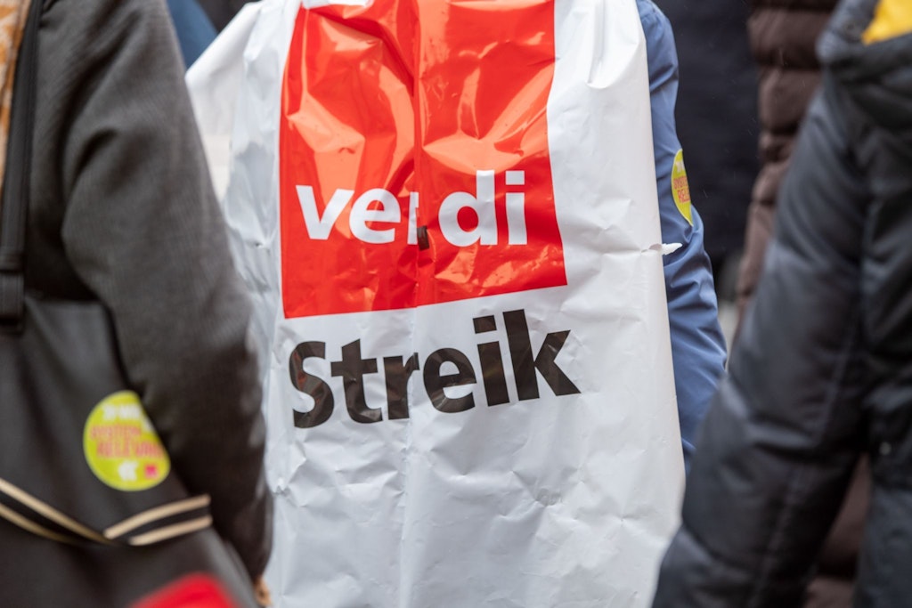 Beschäftigte nehmen an einem Warnstreik teil. 