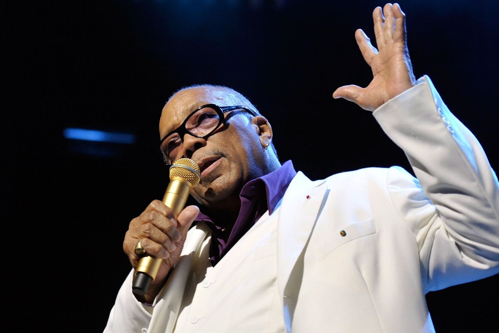 Quincy Jones bei einem Auftritt beim Jazz-Festival in Montreux: Das goldene Mikrofon passt zu ihm. Denn was auch der US-Produzent anfasste - es wurde Gold. 