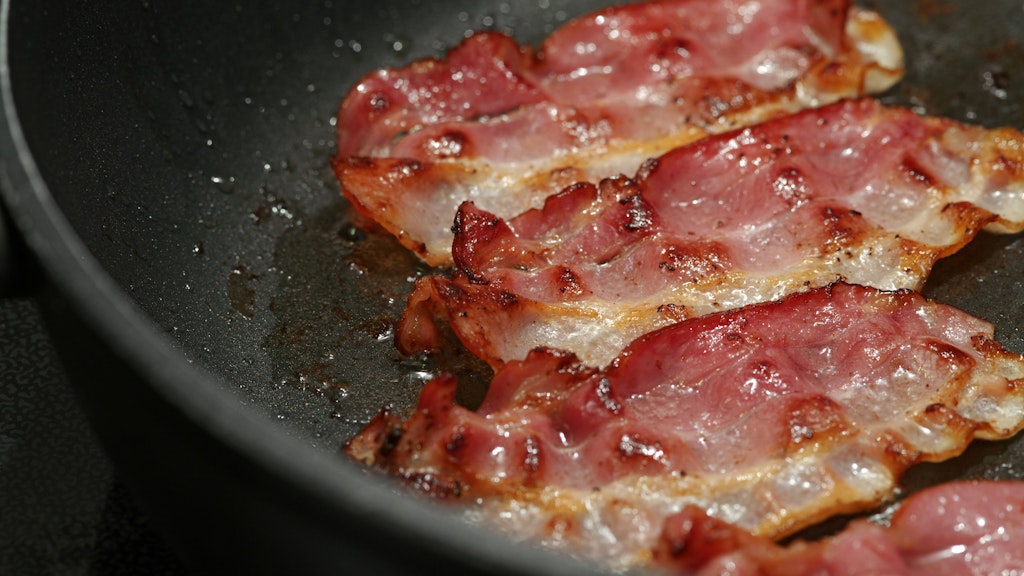 Speck in der Pfanne. Für den Eiersalat werden die Bacon-Scheiben vor dem Anbraten allerdings klein gezupft.