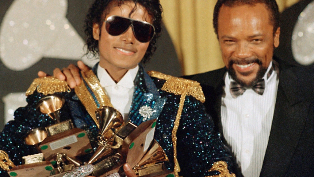 Michael Jackson und Quincy Jones heimsen bei der Grammy-Verleihung die Trophäen für das Album „Thriller“ ein.