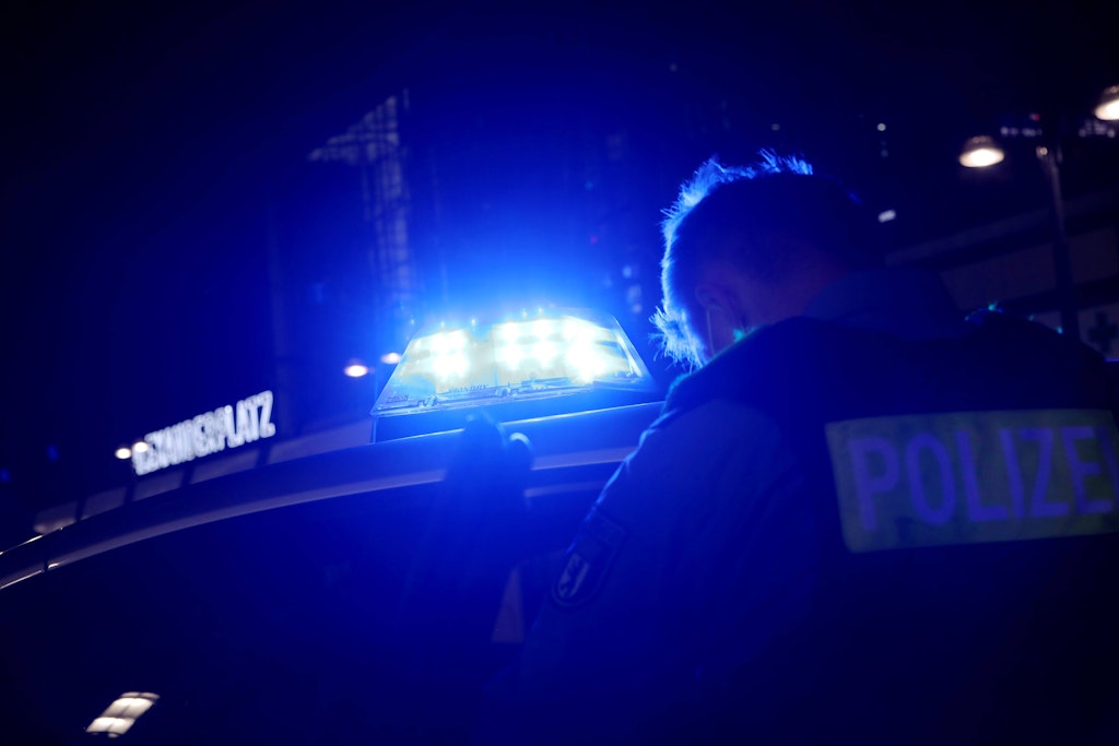 Die Polizisten wurden vom Prügel-Mob immer wieder angegriffen.